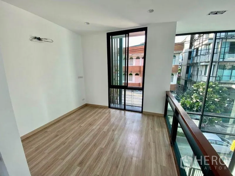 带办公室的家 出售在Wang Thonglang, Bangkok - 二层明亮房间，玻璃栏杆与推拉窗，眺望街景