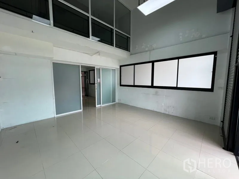 Warehouse for rent in Bang Phli, Samut Prakan - Double-height reception or showroom with glass partitions and a mezzanine above.