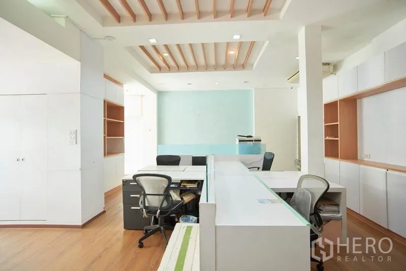 Home Office for rent in Wang Thonglang, Bangkok - Front office zone featuring reception counters, storage cabinets and natural light.