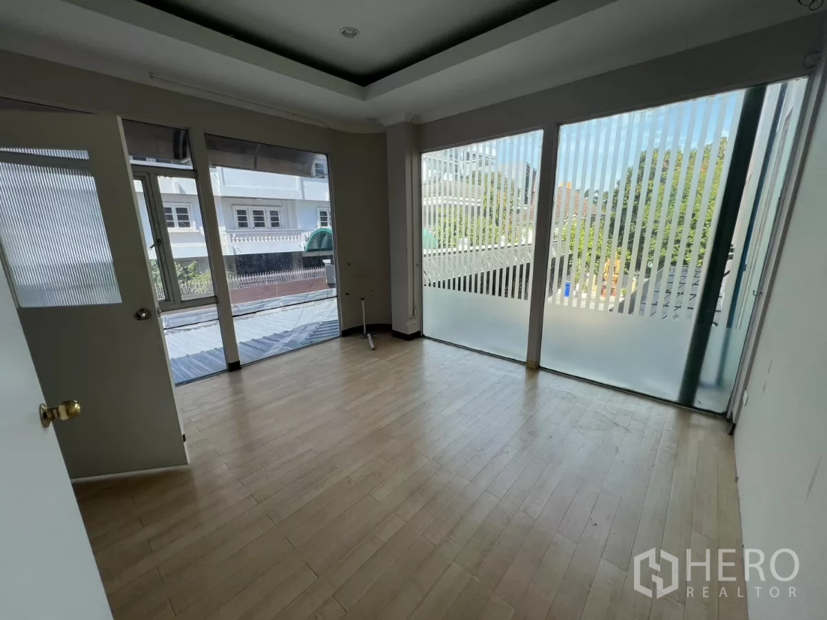 Retail Space for rent - Sunlit room with floor‑to‑ceiling frosted and clear windows.