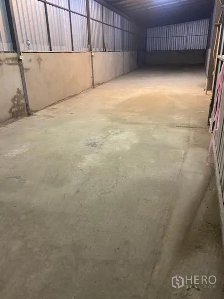 货栈 出租在Bang Kapi, Bangkok - 长形仓储通道，金属板墙体与平整混凝土地面，适合货架与装卸。