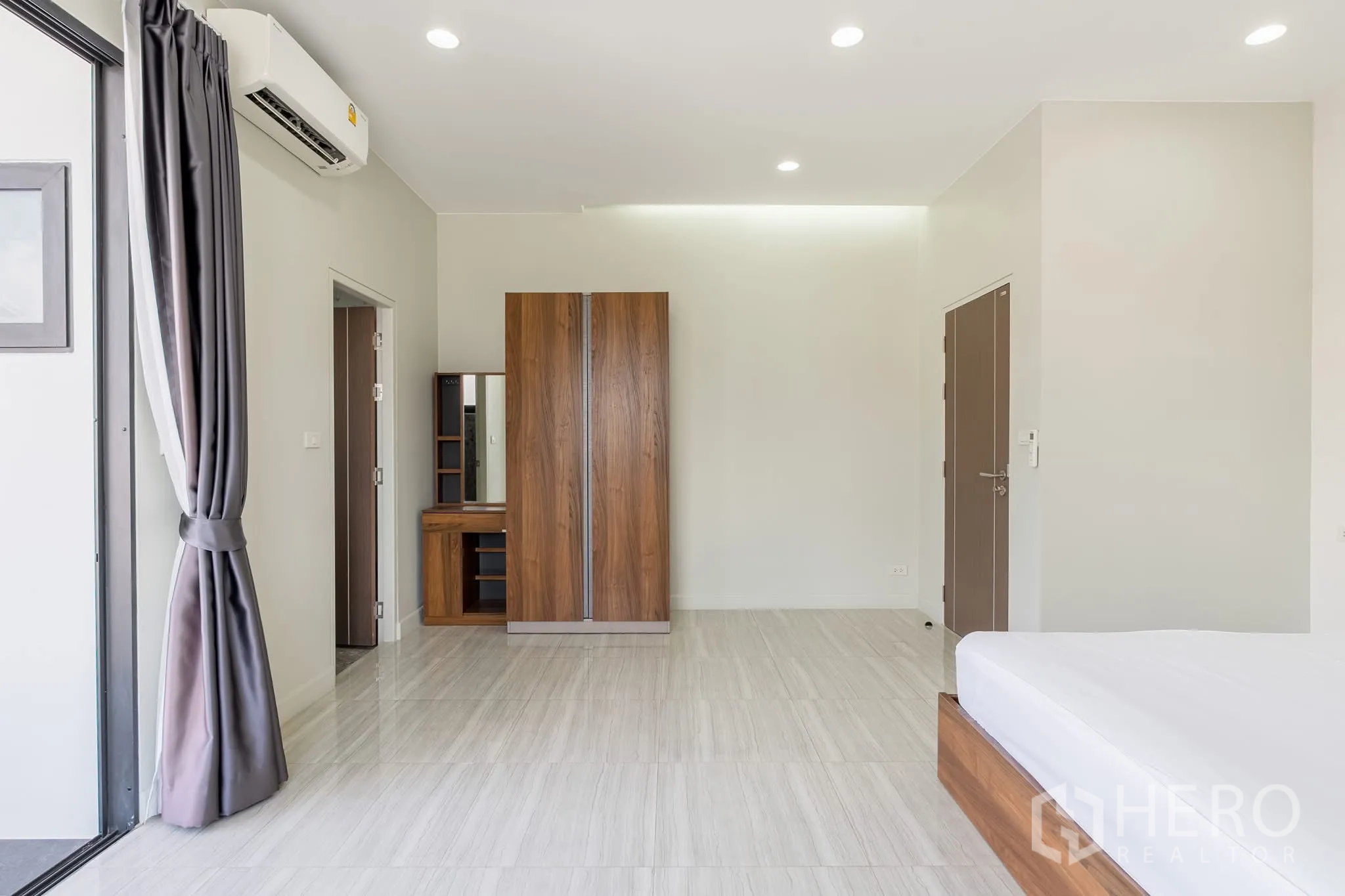 โฮมออฟฟิศ for rent in Khlong Toei, Bangkok - มุมห้องนอนพร้อมตู้เสื้อผ้าและโต๊ะเครื่องแป้งลายไม้