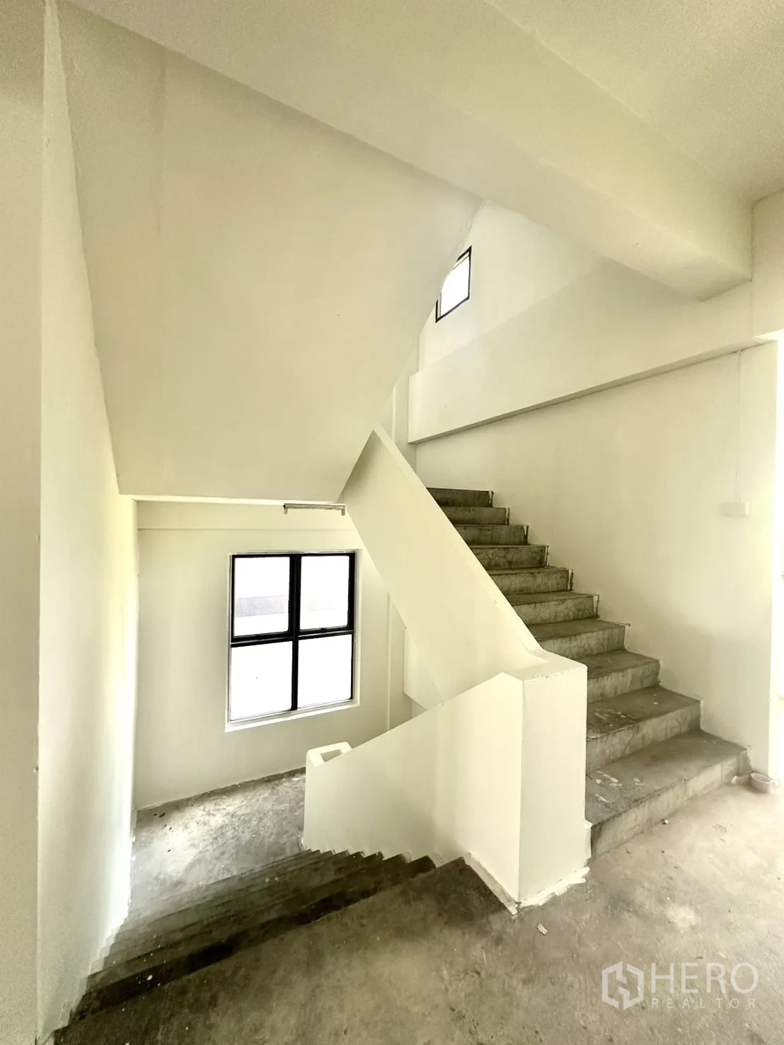 Warehouse for rent in Bang Phli, Samut Prakan - Concrete stairwell connecting floors with window lighting.