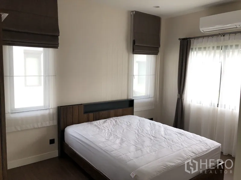 Detached House for rent in Bang Kapi, Bangkok - Cozy secondary bedroom with double bed, Roman blinds, and soft natural light.