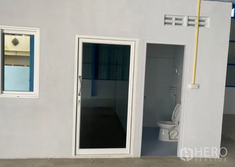 货栈 出租在Bueng Kum, Bangkok - 仓内办公室入口及旁侧卫生间门。