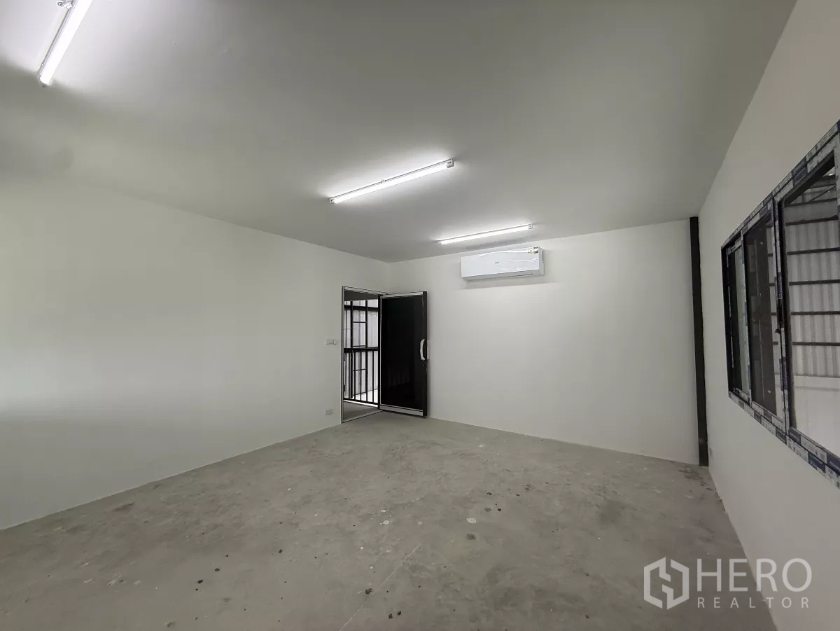 货栈 出租在Lat Krabang, Bangkok - 宽敞办公室，带空调、双窗与滑动入户门。