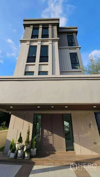 Detached House for rent or sale in Suan Luang, Bangkok - Modern multi-storey detached house facade in Suan Luang, Bangkok with tall windows and a covered entry