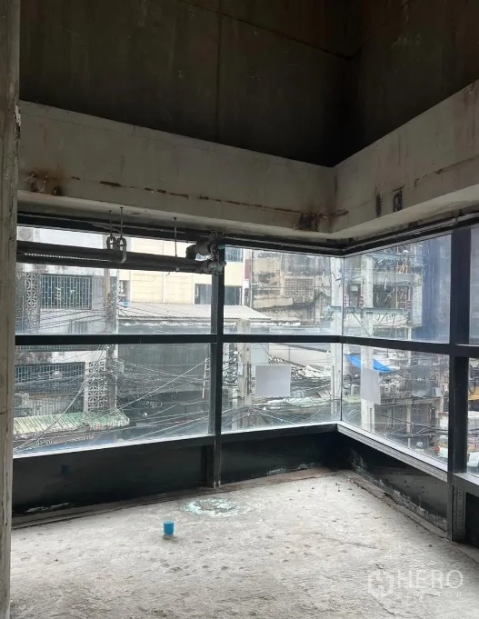 Retail Space for rent - Bright corner bay with panoramic glazing ideal for display or seating area.