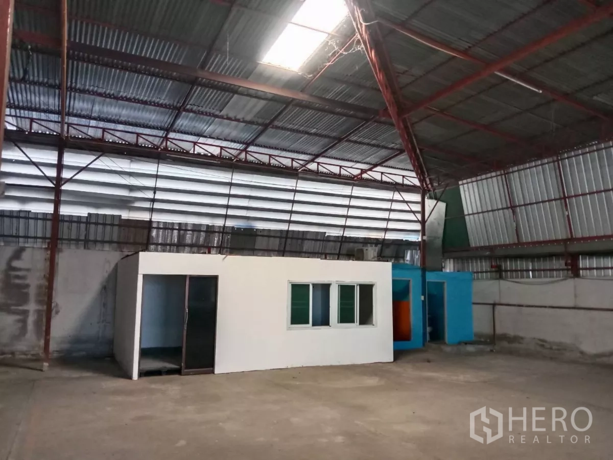 货栈 出租在Saphan Sung, Bangkok - 仓库内的小型办公室与卫生间模块，位于波纹铁屋顶下