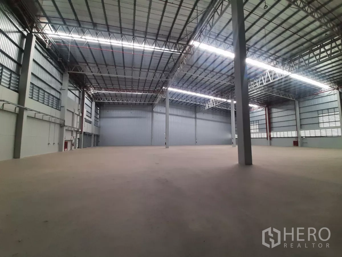 โรงงาน ให้เช่าในBang Lamung, Chon Buri - ฮอลล์เก็บสินค้าไร้เสากลางกว้างพร้อมสกายไลท์และระบบสปริงเกลอร์