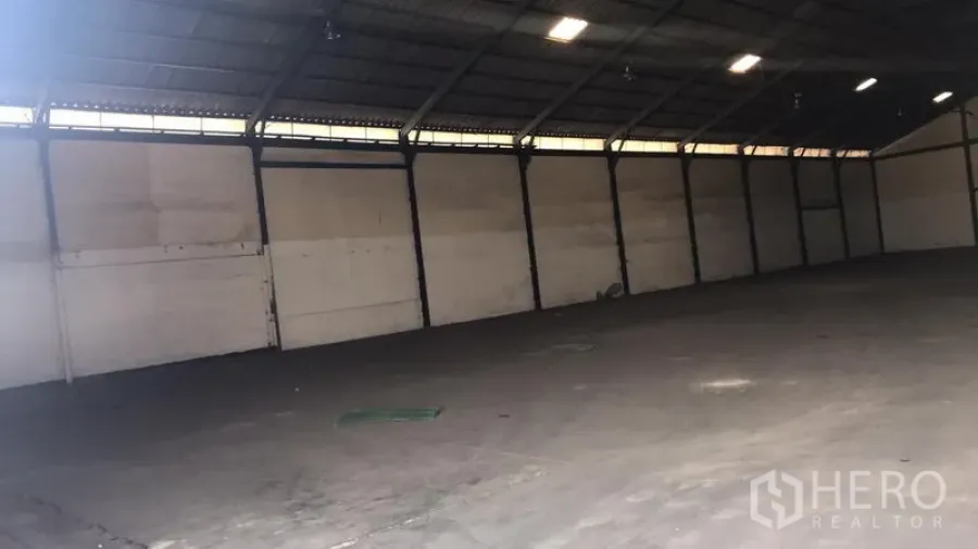 工厂 出租在Bang Pakong, Chachoengsao - 开阔的厂房内部，钢结构屋顶、混凝土地面与顶灯照明
