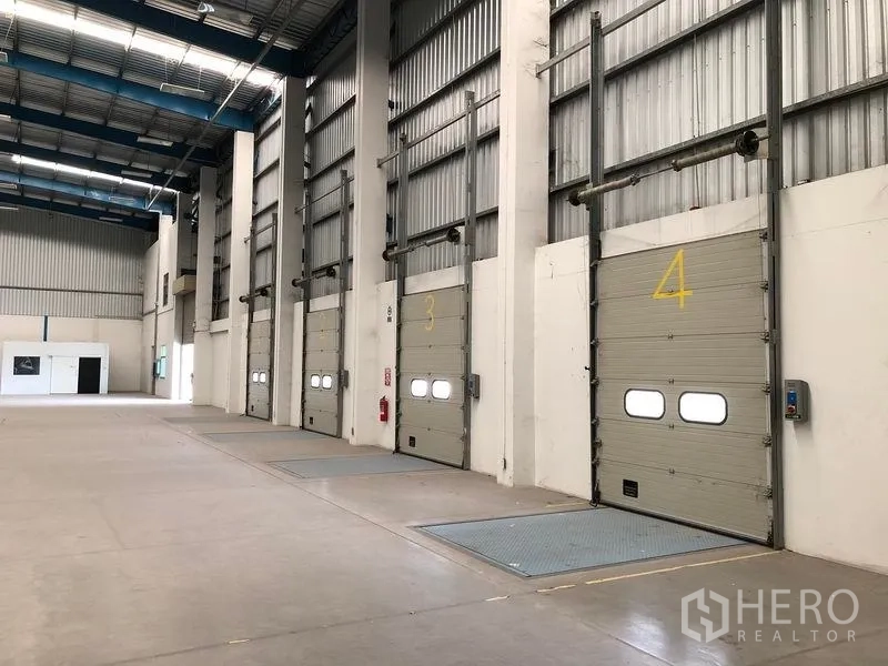 货栈 出租在Bang Phli, Samut Prakan - 室内装卸区，编号卷闸门与月台调节板
