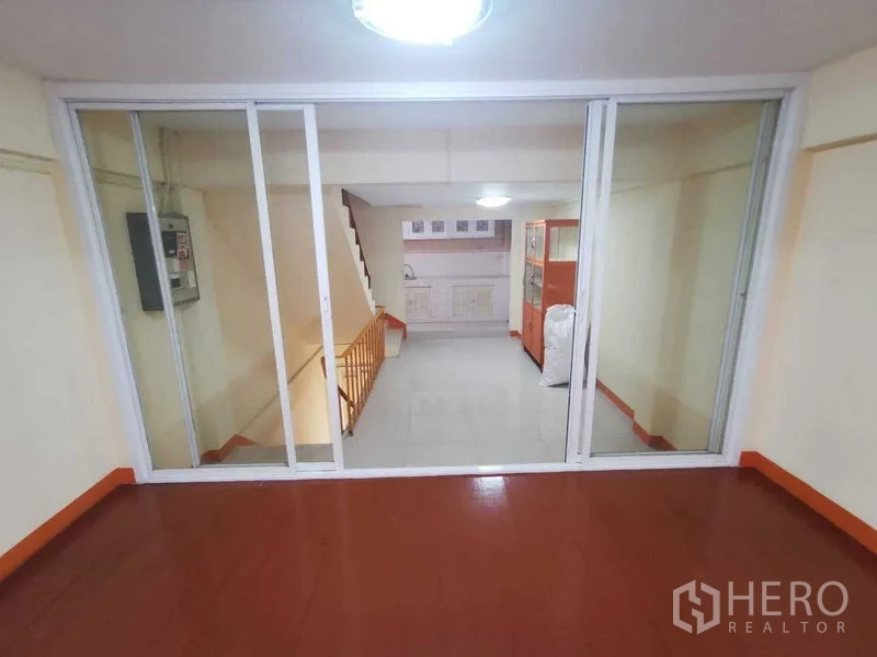 Shophouse for rent in Suan Luang, Bangkok - Glass sliding doors separating mezzanine area from kitchen level.