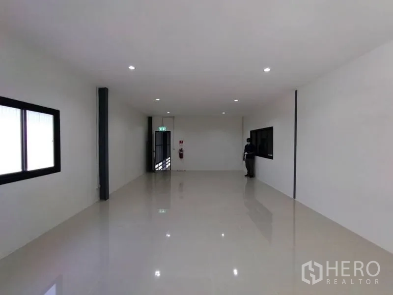 货栈 出租在Bang Phli, Samut Prakan - 办公室房间带窗户、筒灯及紧急出口门，位于仓库内部。