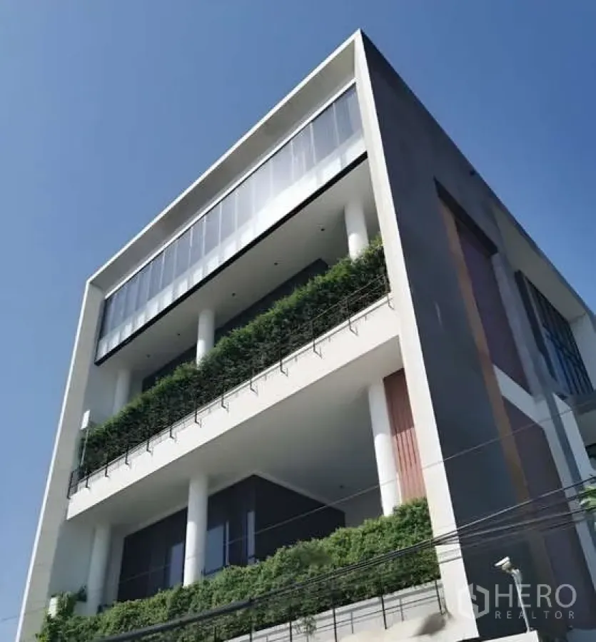 Featured image for For rent or sale 12 Bedroom Detached House in Hua Mak, Bang Kapi, Bangkok