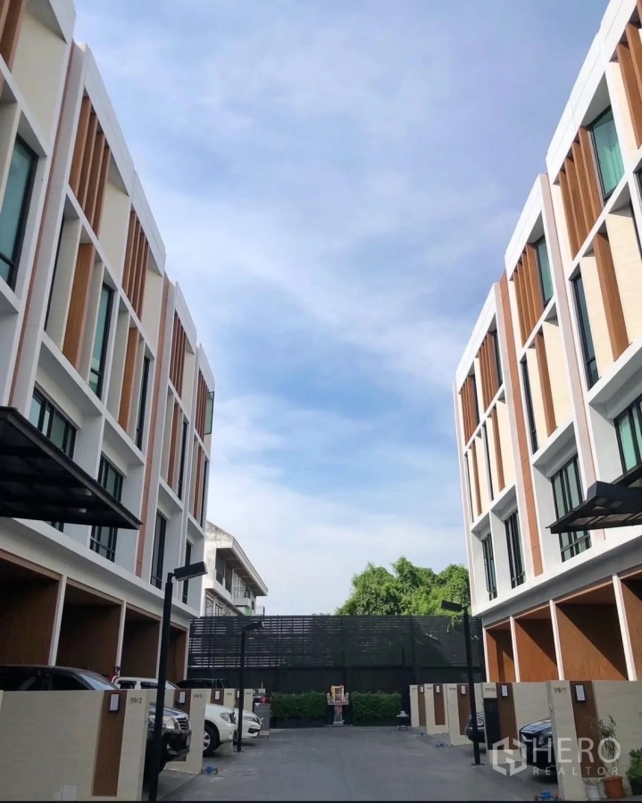 带办公室的家 出租在Chatuchak, Bangkok - 乍都节安静社区内的现代联排式Home Office，设有小区大门与私家车位。