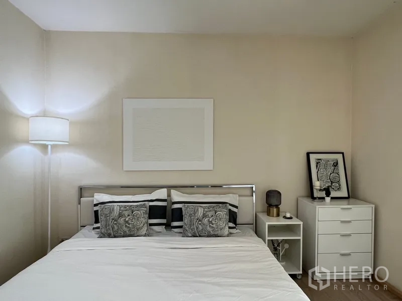 Condominium for rent in Khlong Toei, Bangkok - Cozy bedroom with queen bed, bedside tables, soft lighting and neutral décor.