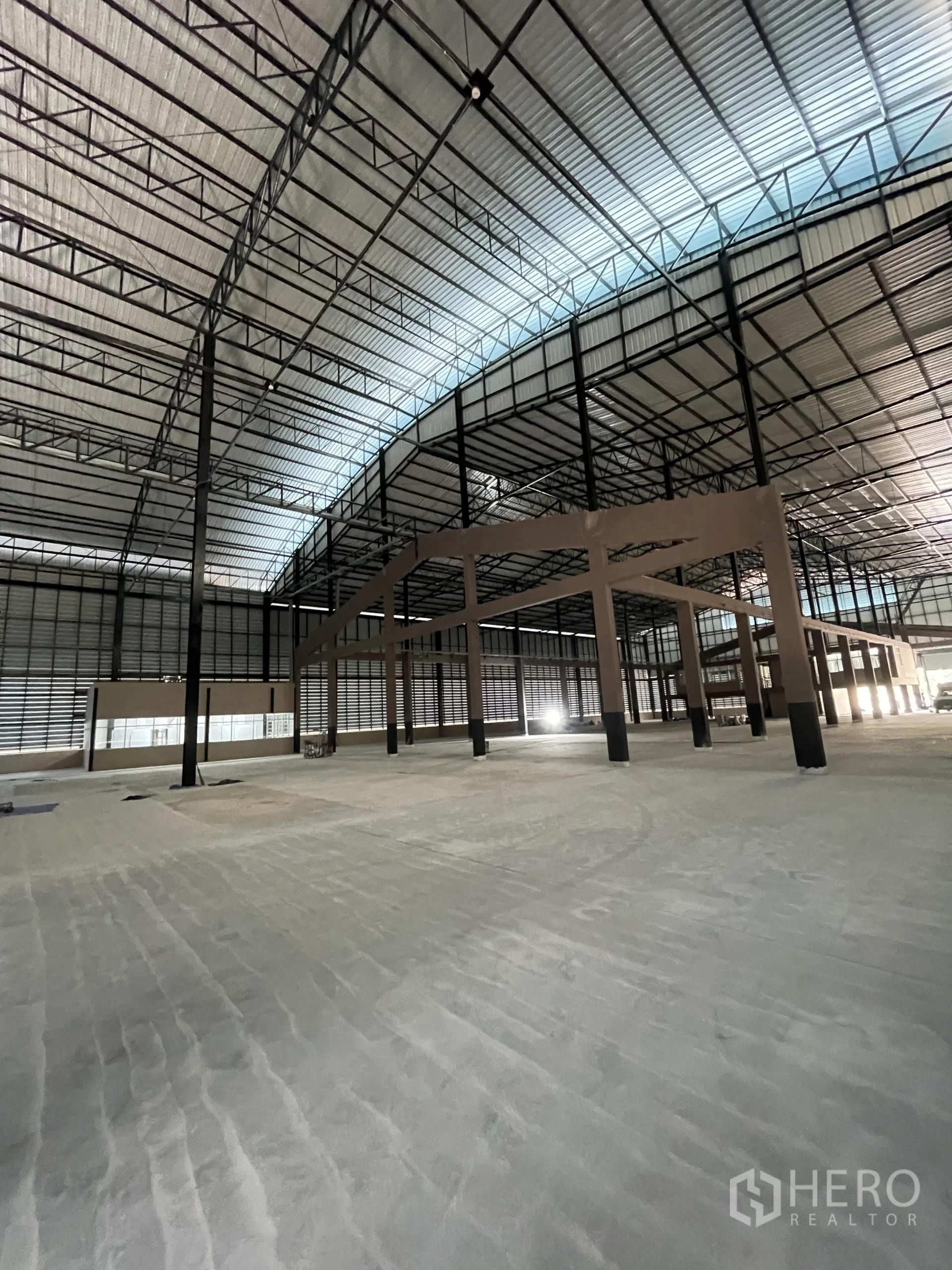Factory for rent in Chon Buri - High-clear warehouse bay with steel truss roof and internal framing.