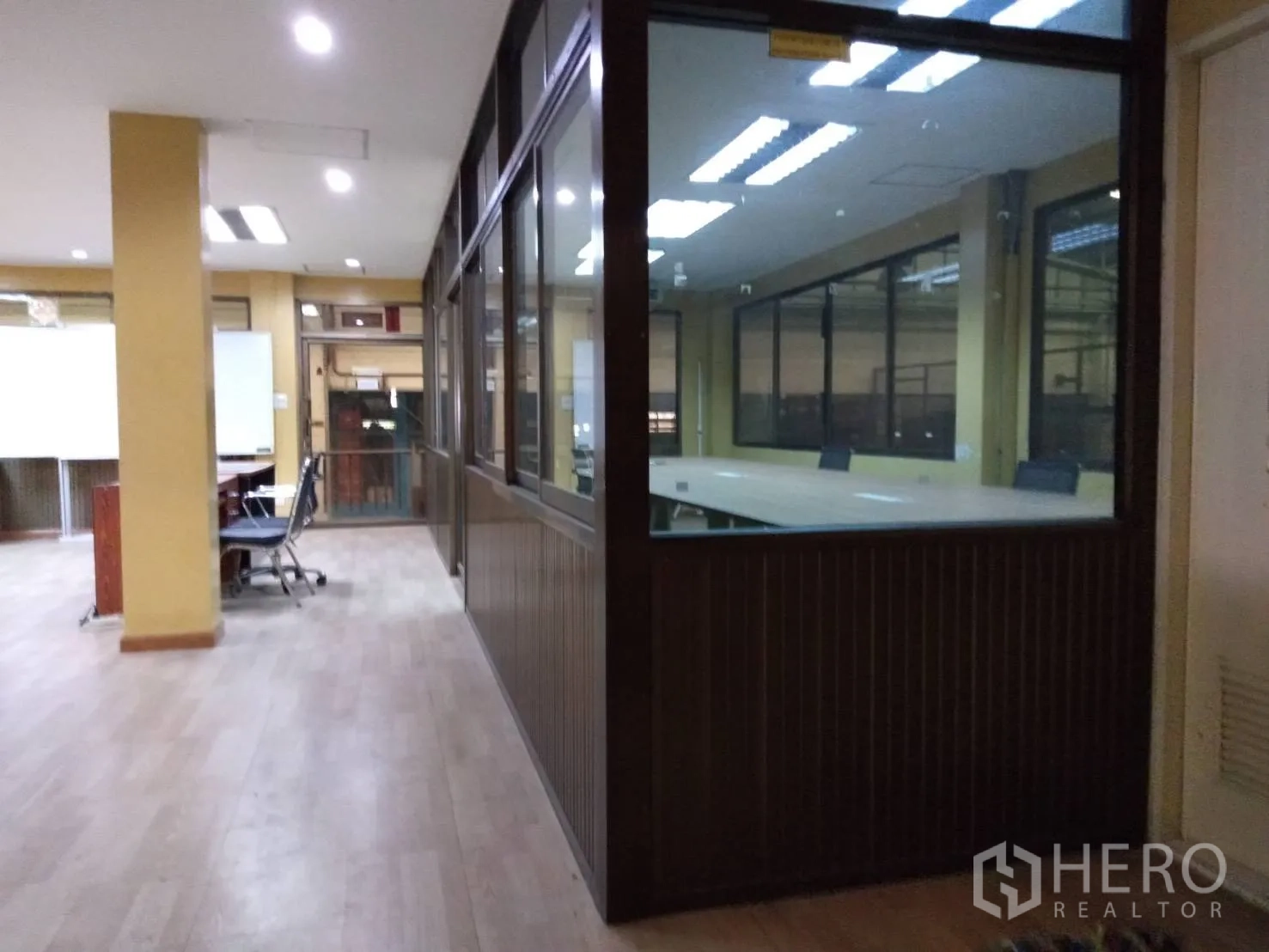 Factory for rent in Lam Luk Ka, Pathum Thani - Glass-partitioned meeting room and corridor within the office area.