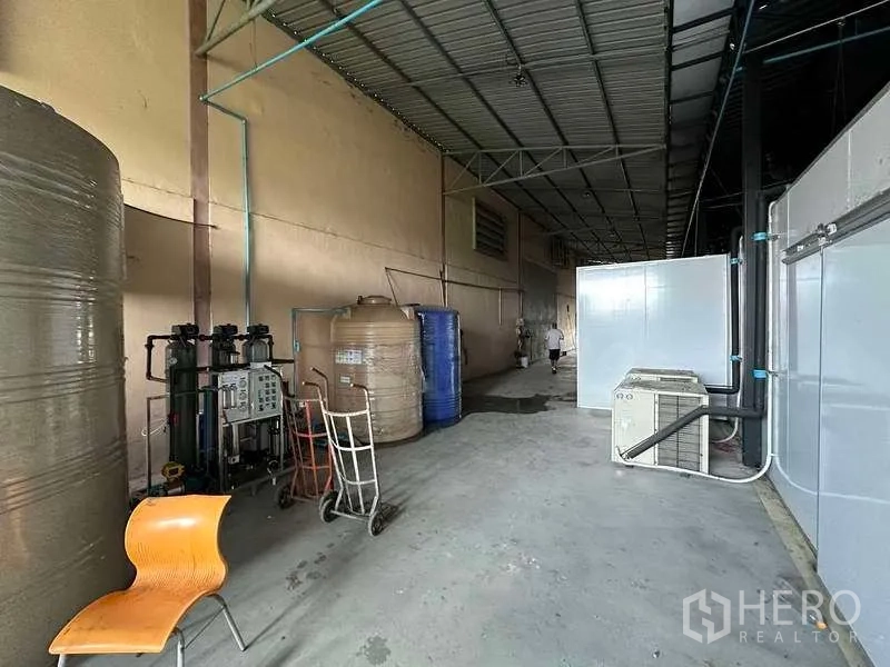 Warehouse for rent in Khlong Luang, Pathum Thani - Service corridor housing water tanks, reverse osmosis system and air units.