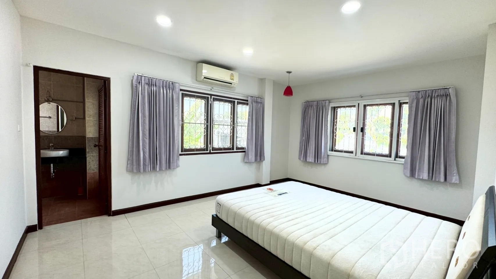 บ้านเดี่ยว for rent in Suan Luang, Bangkok - ห้องนอนพร้อมฐานเตียง พื้นกระเบื้อง เครื่องปรับอากาศ และทางเข้าห้องน้ำในตัว