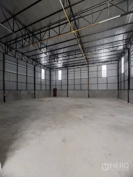 Warehouse for rent in Lam Luk Ka, Pathum Thani - Spacious warehouse interior featuring high ceiling, ventilation windows and clear open span for racking.