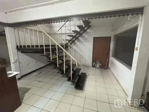 独立式住宅 出租在Suan Luang, Bangkok - 开放式空间配金属楼梯与瓷砖地面，适合改造成起居或家庭办公室。