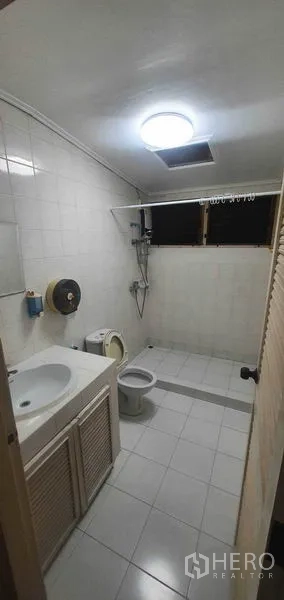 店屋 出租在Khlong Toei, Bangkok - 宽敞浴室，带洗手台、开放式淋浴区与白色瓷砖