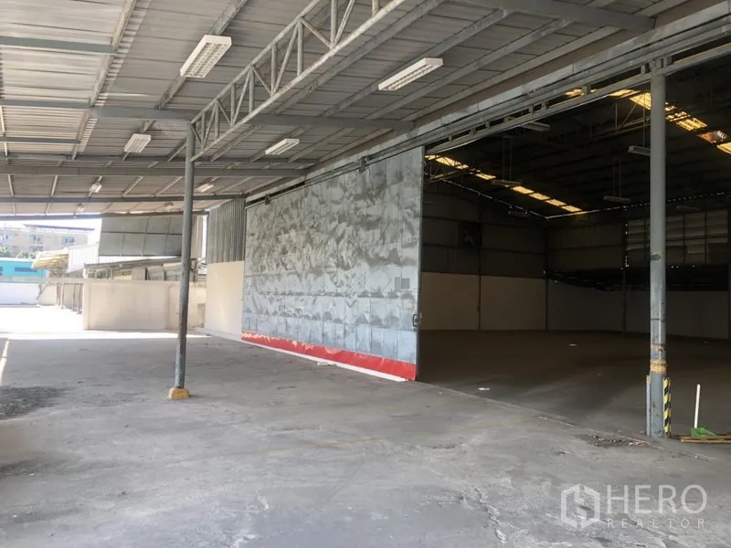 货栈 出租在Prawet, Bangkok - 带雨棚的装卸区，宽幅金属滑门，可供卡车进出