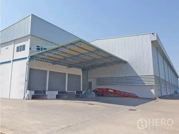Warehouse for rent in Lat Krabang, Bangkok - Modern warehouse exterior in Lat Krabang, Bangkok with covered loading bays, dock levelers, and a wide truck court.