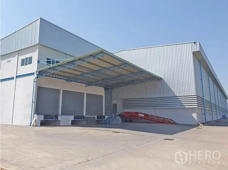 Warehouse for rent in Lat Krabang, Bangkok - Modern warehouse exterior in Lat Krabang, Bangkok with covered loading bays, dock levelers, and a wide truck court.