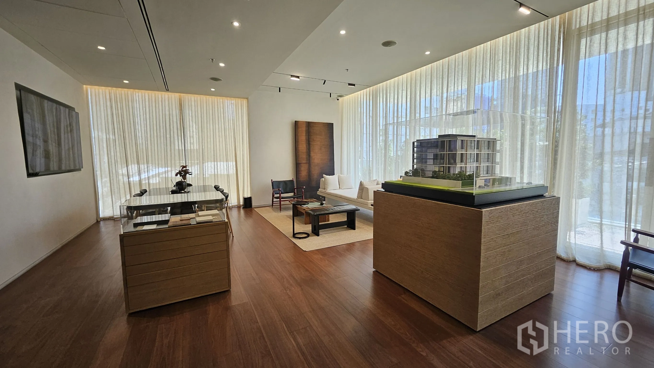 ออฟฟิศ for rent in Watthana, Bangkok - พื้นที่ทำงานแบบเปิดโล่ง มีโต๊ะประชุม โซฟา พื้นไม้ และกระจกสูงจรดเพดาน.