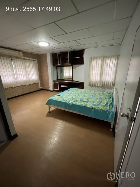 独立式住宅 出租在Khlong Toei, Bangkok - 主卧带转角窗与内置书桌柜，墙面有花纹壁纸。