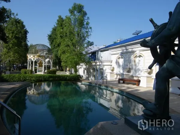 带办公室的家 出租或出售在Suan Luang, Bangkok - 社区游泳池，旁有古典凉亭与绿化景观。