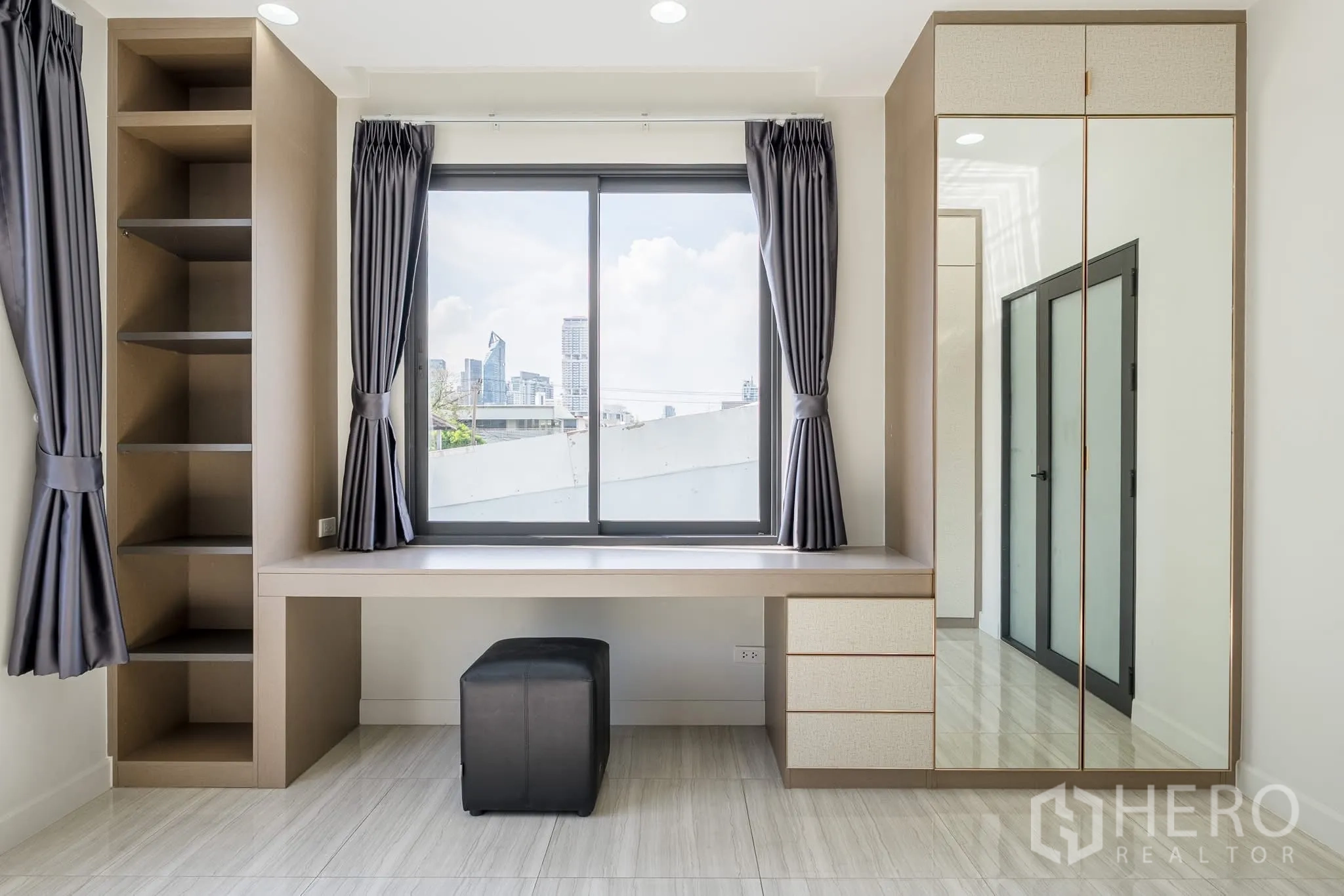 โฮมออฟฟิศ for rent in Khlong Toei, Bangkok - มุมทำงานพร้อมโต๊ะบิวท์อินยาว ชั้นวาง และหน้าต่างวิวเมือง