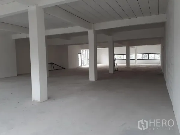 办公空间 出租在Khlong Toei, Bangkok - 未精装的办公室内部，白色立柱、梯子与长条窗，便于二次装修。