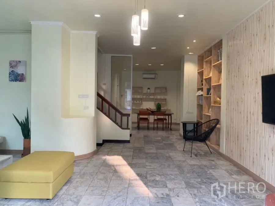 带办公室的家 出租在Suan Luang, Bangkok - 明亮的门厅，带内置置物架、吊灯和楼梯