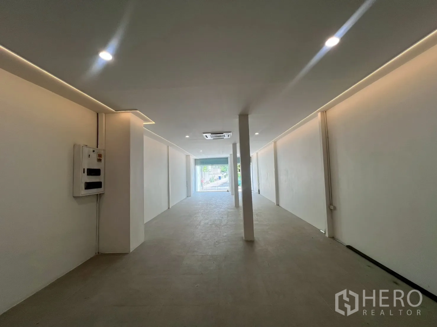 โฮมออฟฟิศ for rent in Watthana, Bangkok - มุมมองจากด้านหลังสู่หน้ากระจก แสดงพื้นที่โล่งยาวและตู้ไฟ