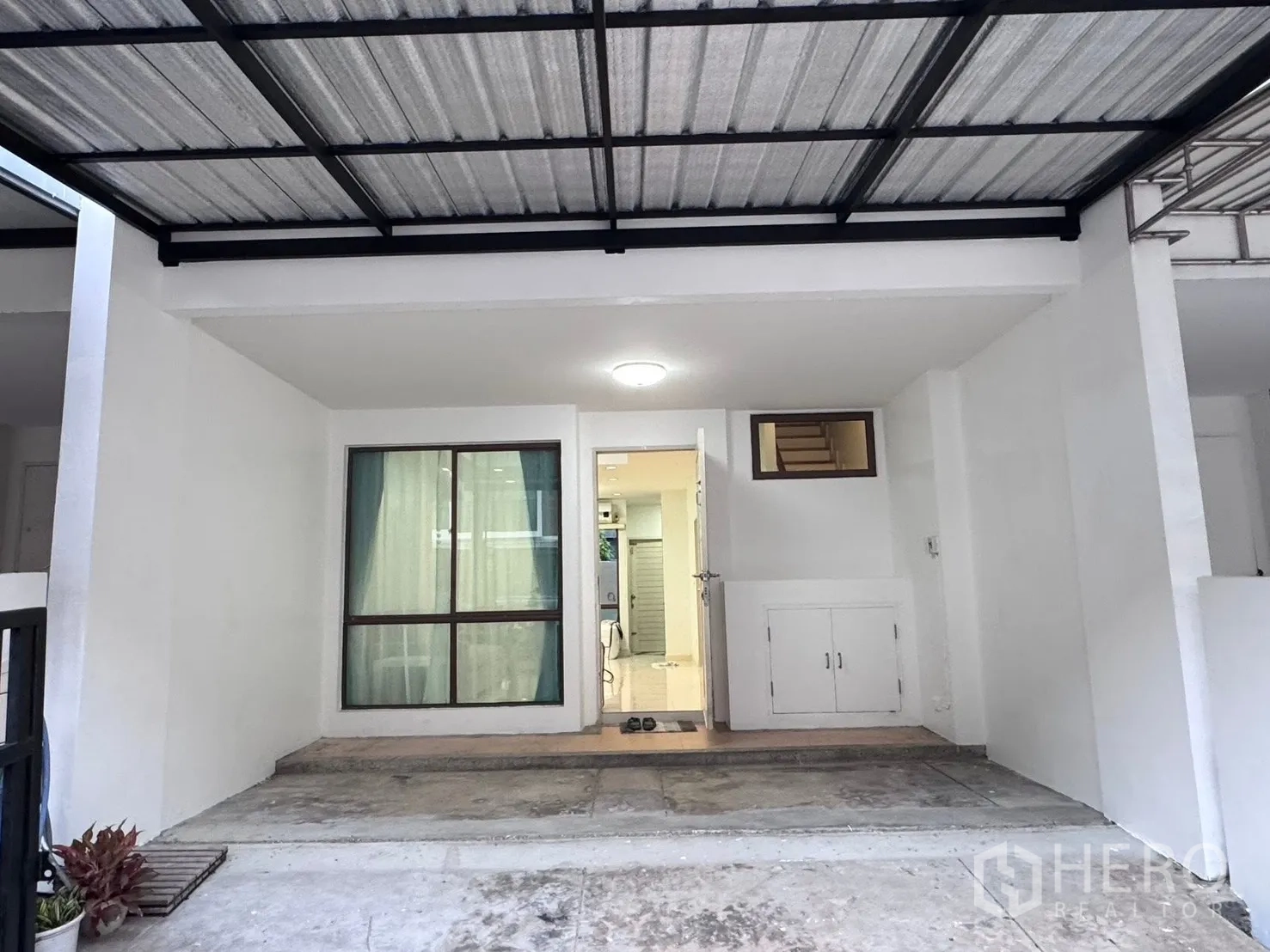 Townhouse for rent in Phra Khanong, Bangkok - Front covered carport leading to the main entrance.