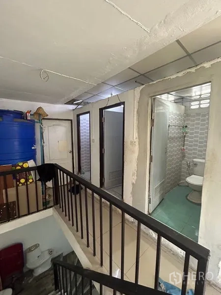 店屋 出租在Khlong Toei, Bangkok - 上层平台，展示公用卫生间的瓷砖墙面与储水箱。