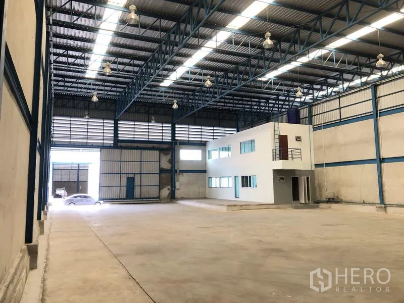货栈 出租在Bang Phli, Samut Prakan - 宽敞库区地面，尽端设两层办公单元与装卸通道。