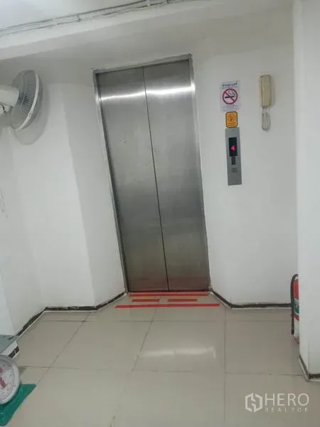 Retail Space for rent in Khlong Toei, Bangkok - Stainless steel elevator in a clean indoor lobby with safety signs.