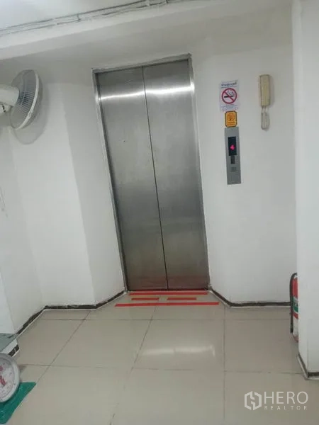 Retail Space for rent in Khlong Toei, Bangkok - Stainless steel elevator in a clean indoor lobby with safety signs.