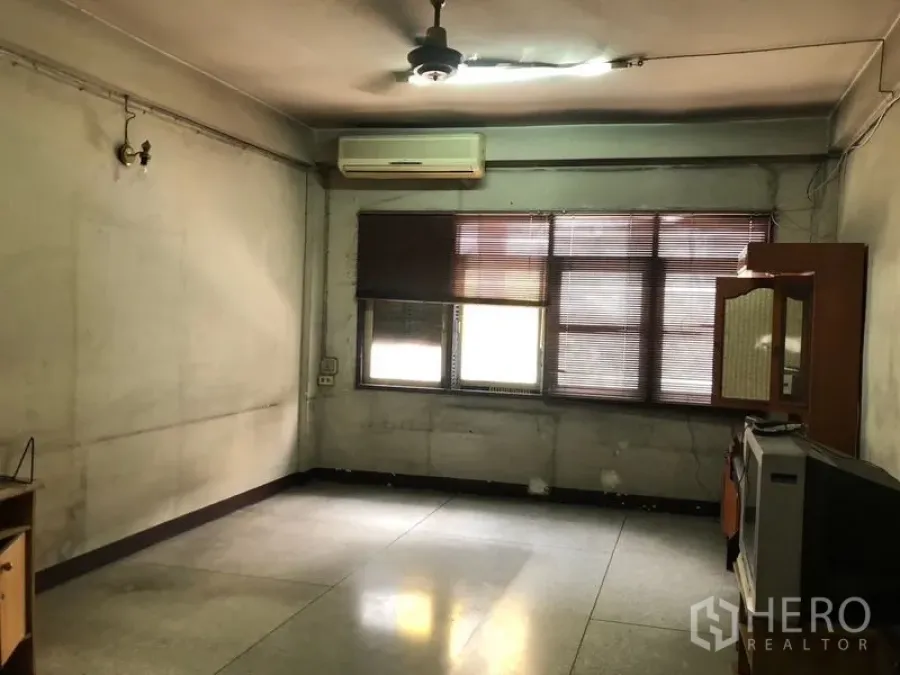 Shophouse for rent - Spacious upper-floor room with air conditioner, blinds and ceiling fan, ideal for office or showroom.