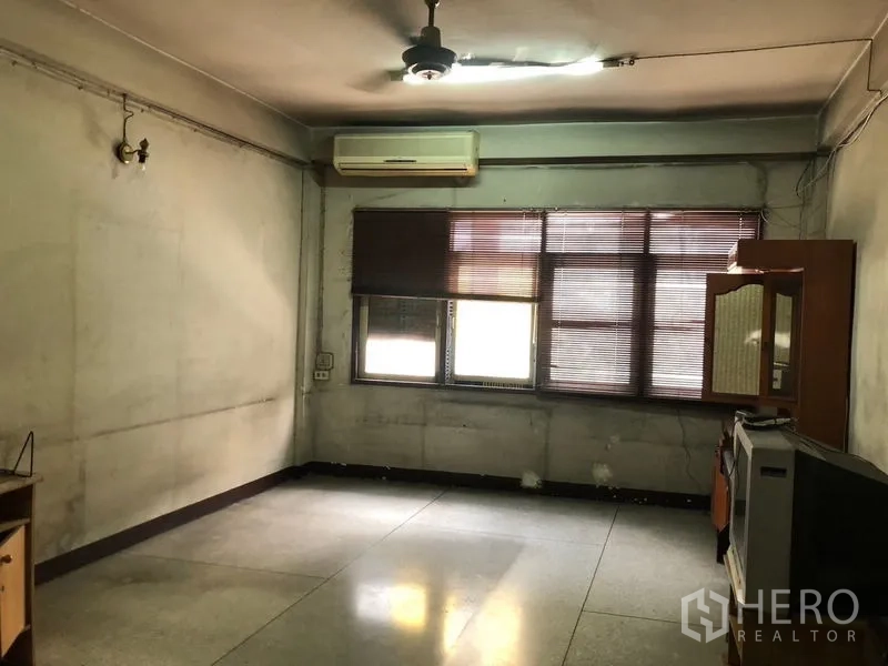 Shophouse for rent - Spacious upper-floor room with air conditioner, blinds and ceiling fan, ideal for office or showroom.