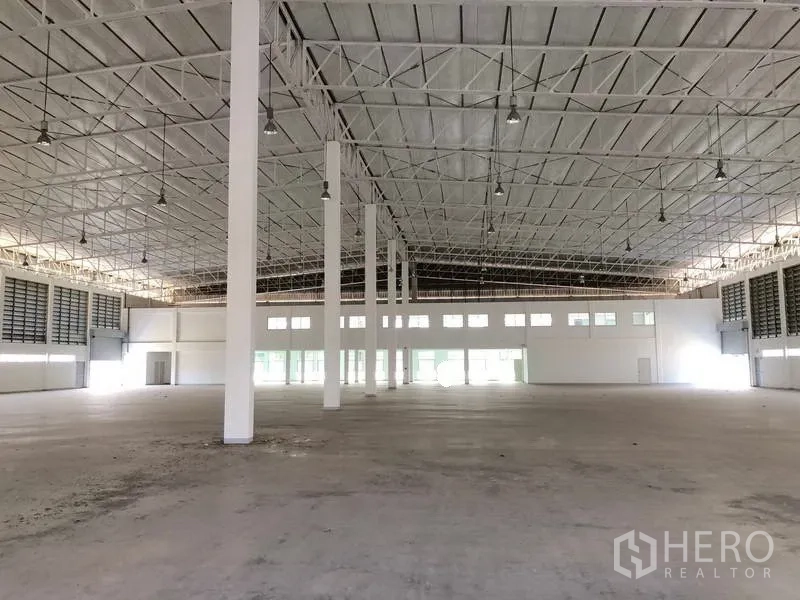 Factory for rent or sale in Phra Nakhon Si Ayutthaya - Warehouse interior showing a regular column grid and multiple loading bay doors.
