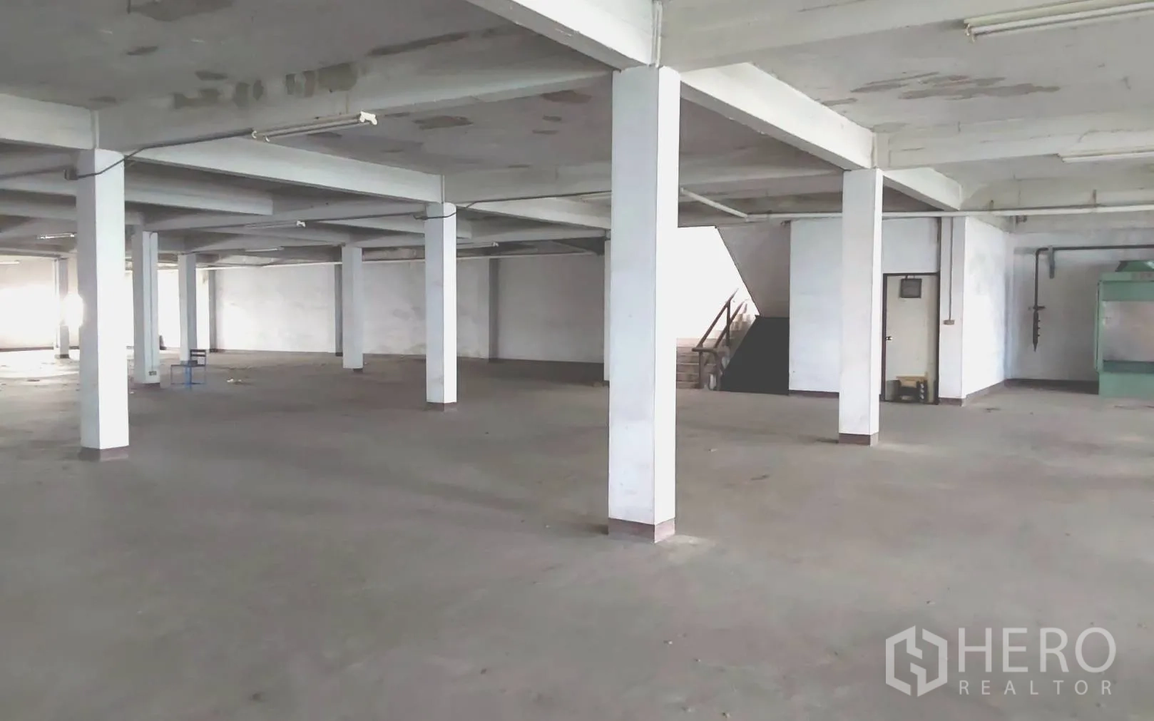 Factory for rent or sale in Bang Phli, Samut Prakan - Open-plan ground level with pillars suitable for workshop or storage.
