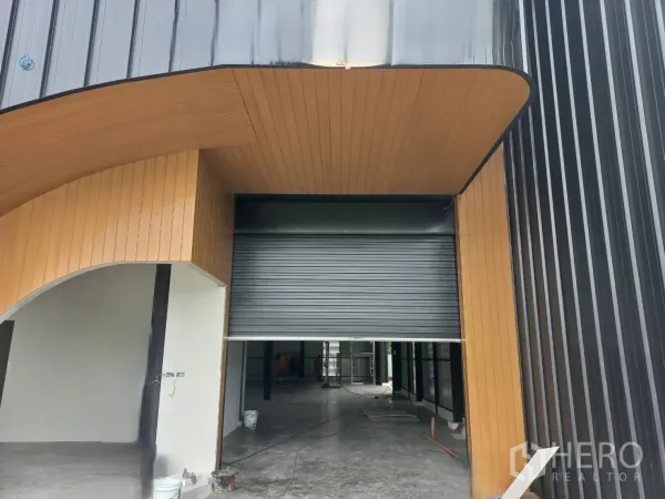 Warehouse for rent in Sai Mai, Bangkok - Warehouse entrance featuring a roller shutter and sheltered loading area.