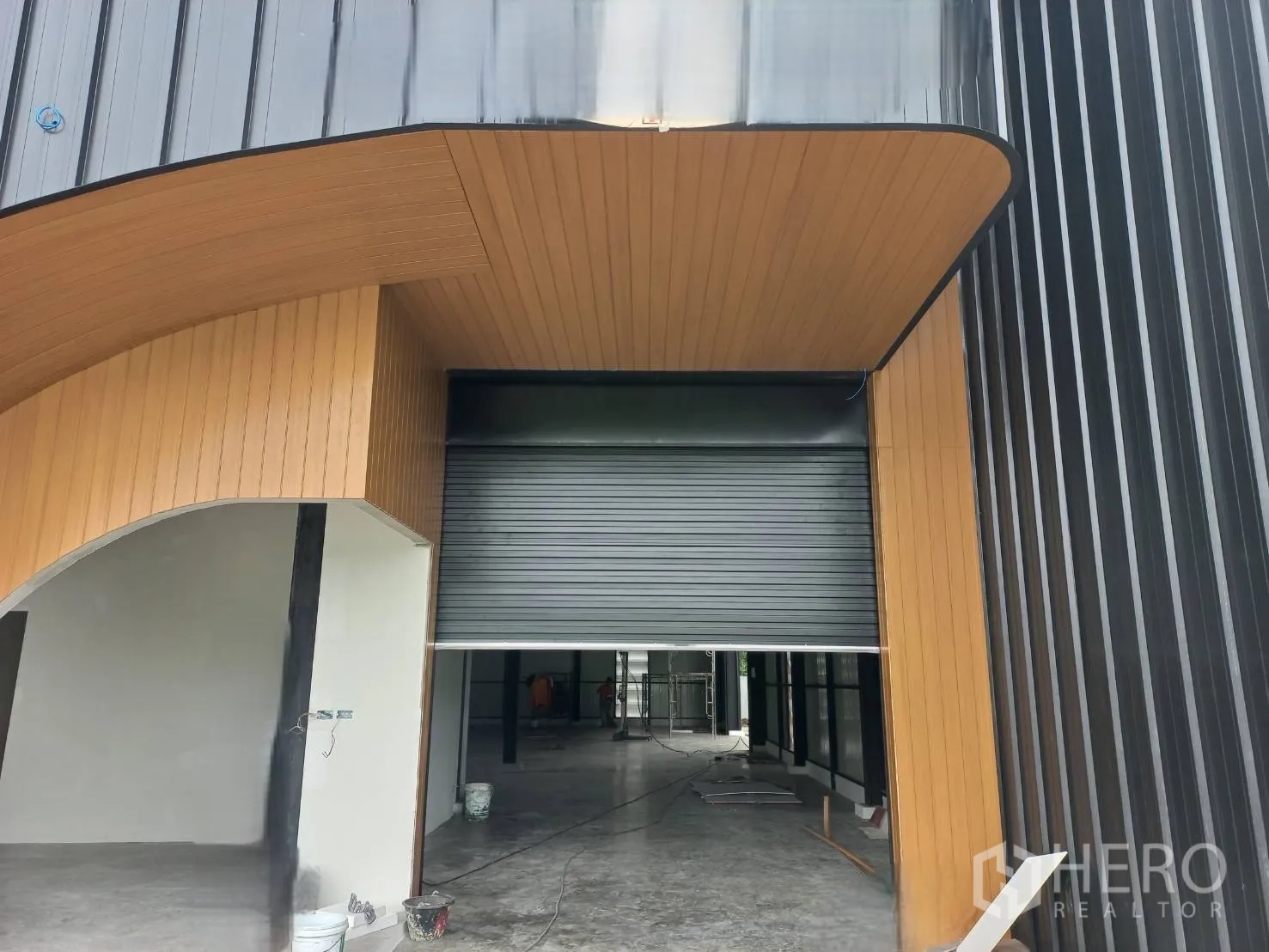 Warehouse for rent in Sai Mai, Bangkok - Warehouse entrance featuring a roller shutter and sheltered loading area.