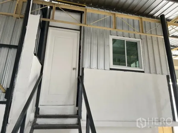 货栈 出租在Suan Luang, Bangkok - 仓库内的夹层办公室，带门窗，通过黑色金属楼梯进入